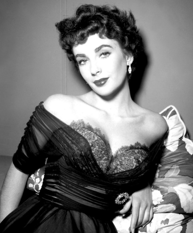 -elegance:  historiful:  Actress Elizabeth Taylor (1932-2011), date unknown.  I just
