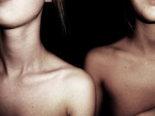 sweetanorexia:I am the girl to the left, and those are my collar bones.