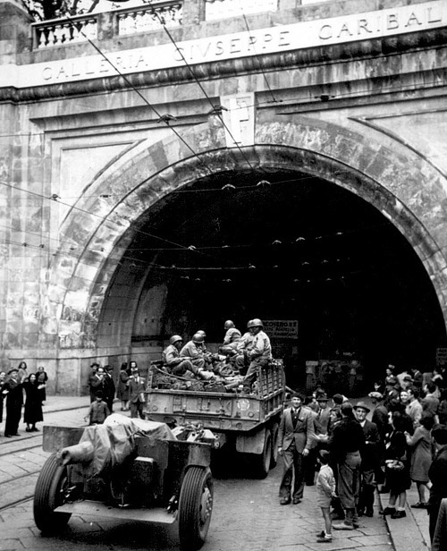 scarligamerluss:demons: 92nd “Buffalo” Division liberate Genoa, Italy in April 1945.