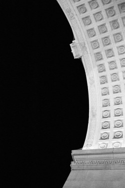 bagnostian:  washington square arch and the night sky. greenwich village, nyc. (Contax T2) 