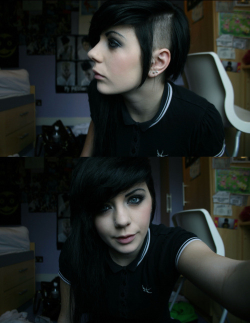 hannahcalifornia:  thistownisnolongermine:  Hannah smells  hes right you know. dont