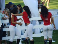 mrbootyluver:  czar4curves:  yoursstrulyyx3:  THISSSSSSSSS !  lol @ how photo-shopped this is…………………  Actually it’s not they just got great asses and very thin leggings on!! 