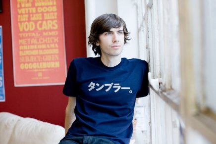 tatsukii: BustedTees - Tumblr Japan tumblr日本語ロゴTシャツ。 Karp社長自らモデルに。