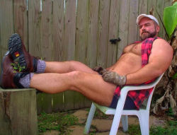 guysthatgetmehard:he’s got legs… (and