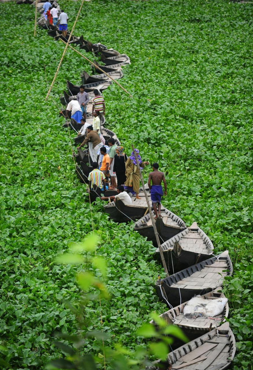 lonelycoast:  A walk across a floating boat bridge on the Buriganga river in Dhaka.