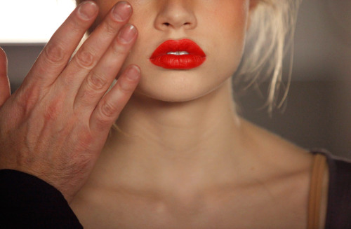 v-oga:  b-londe:  sevvven:  bright lips are so in this season  love it  wether i suit it or not i’m gonna get orange-red lipstick for winter 
