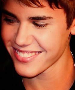 ibieberclass:  REBLOG IF YOU LOVE THE WAY HE SMILES..♥   hes so hot