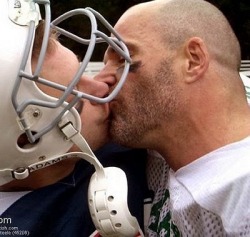 fuckyeahdudeskissing:  Fuck Yeah Dudes Kissing.