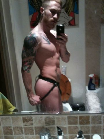 fistfullofassholes:  Guys With iPhones Sunday gets hot with a little help from Kennedy