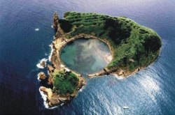 babiesonstakes:  this island looks like a pizza. 