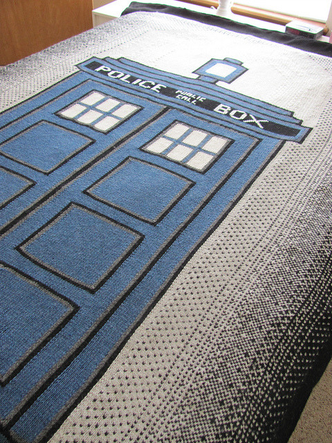 leggyblue:  Guys. This is a hand-knit TARDIS blanket. Oh goddamn where are my needles, I’m makin’ one.  WANT