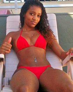 chocolatecakesandthickmilkshakes:  mega-ebony-world:     is that blonde hair on her thighs?