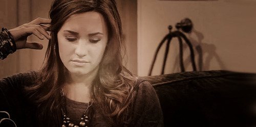 voceeumapartedemim:  “Eu sei como é ter que suportar tudo dando errado, e sorrir fingindo que tudo está dando certo.” Demi Lovato 
