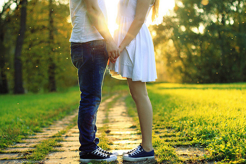 welcometohellb:  Juro que se eu pudesse te faria a pessoa mais feliz do mundo. Deveria ser eu te fazendo sorrir, deveria ser eu segurando a sua mão. Queria poder estar lá quando você acordar, ver seus olhos brilhando, sentir seu cheiro, sua pele, acredite