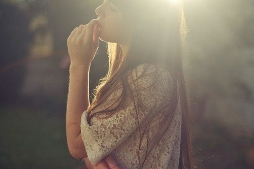 jjustdreams:  Cuidado com as pessoas. Elas te conhecem hoje, te amam amanhã, e no dia seguinte você já é passado. 