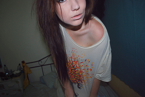 scaryandbeautiful:  Você deve ser muito perfeita(o) para julgar as pessoas pela aparência, né? 