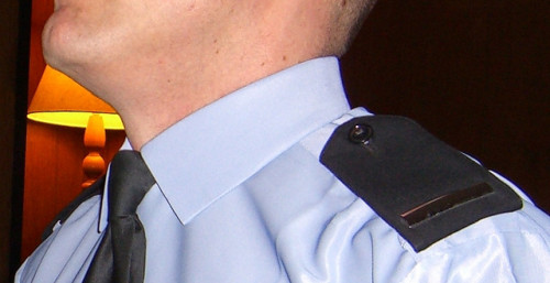 collareduk:Tight collar on uniform shirt