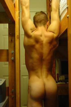 sexynekkidmen:  If you like this post — reblog it and follow SexyNekkidMen for guys like this on your dashboard every day. And check out the archive for more. Thanks!!!