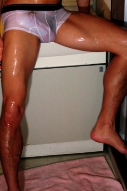 bbincumming2:  imshaych:  Hot Wet Bulge!!    http://bbincumming2.tumblr.com/tagged/undies