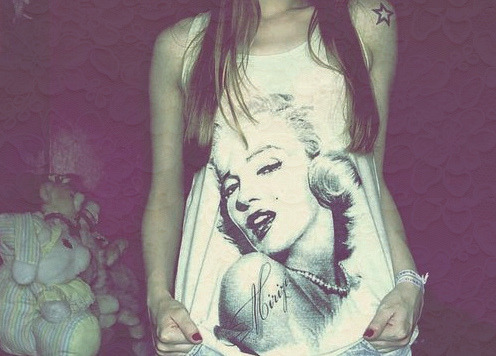 gabrielcezar:   ” Parte de mim tem medo de se aproximar das pessoas, pois teme que elas me deixem.”                             Marilyn Monroe  