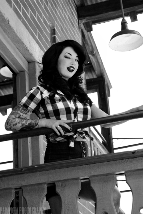 rockabilly-psychobilly: paranoiaphotography:  Jessica D. Emery  [rockabilly, pinup, vintage, psychob