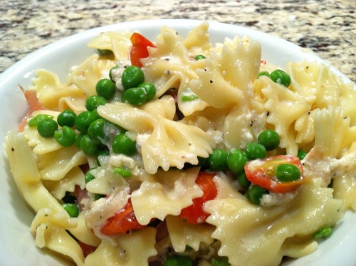 Pasta with peas! I’ve had this combo on my mind for a while. I love a meal that not only tastes good but looks good! Farfalle, peas, cherry tomatoes, a light cream sauce and a heavy sprinkle of fresh parmesan.