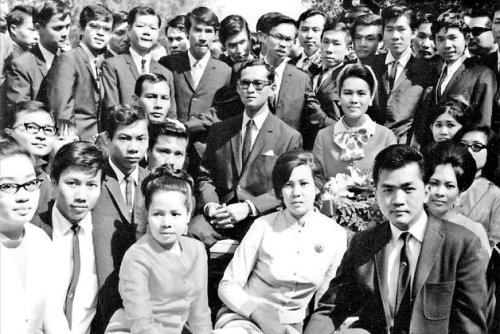 Members of the Thai Association of Southern California pictured with the king and queen of Thailand 