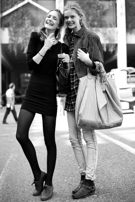 Junto a mim.