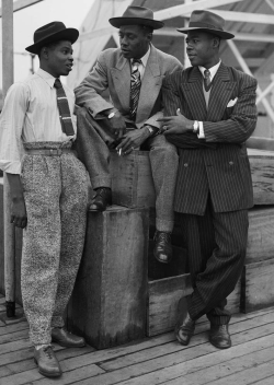 mrbootyluver:  streetetiquette:  All three gentleman look amazing, but the guy on the left is serving it up on a different type of level. Texture / Pleated / High waisted Length/Width of tie Thick pant cuffs Belt  schwaza  All in the details.  Jamaica