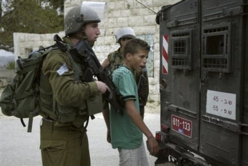 XXX palestina:  Israeli soldiers detain a Palestinian photo