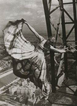 calivintage:  Erwin Blumenfeld; Lisa Fonssagrives, Eiffel