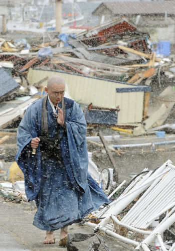 inugenome:(写真ニュース：被災地で祈る僧侶 - 47NEWS（よんななニュース）から)