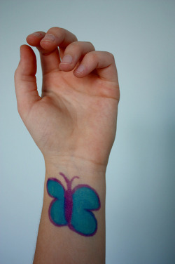 fashionev0lution:  goodbyemyfear:  summ3r-wh0re:   The Butterfly Project- If you are having trouble with self harm, here’s what you do. The rules are: When you feel like you want to cut, take a marker, pen, or sharpies and draw a butterfly on your arm