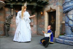 notsoplainbutinsanejane:  dizzymisslizzi:  fuckyeahdisneyentertainment:  Jadis, the White Witch - Disneyland  Her attendant’s pain makes me giggle &gt;_&gt;  Panheeeead &gt;___&gt; 