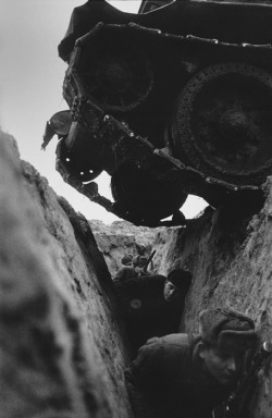 reblololo:  Photographer Unknown Red Army soldiers hide in a trench as a WWII tank drives over, c.1940s (via Master Photographers) 