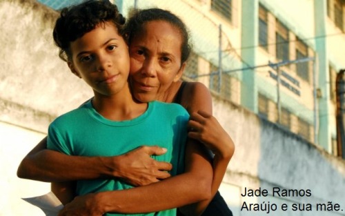 liliaane:  O atirador Wellington Menezes de Oliveira, 24 anos, mandava as crianças virarem para a parede antes de matá-las, disse a estudante Jade Ramos Araújo, 12 anos, que estava na escola na hora do ataque.  “Ele gritava para as crianças: ‘Vira