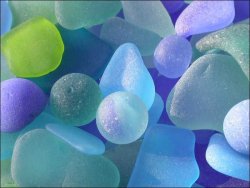 bella102:  Beautiful Sea Glass, LOVE :) 子供のころ海のそばに住んでてよく拾ったね。懐かしい。