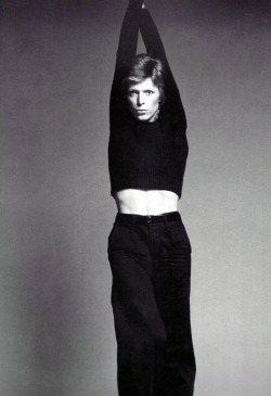 ennish:  missdandy:  David Bowie, 1973 Photo by Francesco Scavullo  That waist. I would kill for waist like that. And it’s amazing how quickly he grew out of the Ziggy Stardust look. He was already into his Diamond Dogs look by ‘73. 