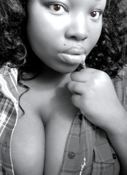 pervy-curvy:  Another Blk N White close up