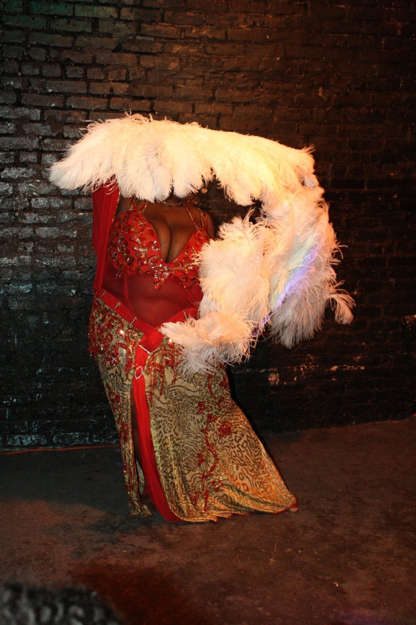 queerfatfemme:  Miasia, Washington, D.C.-based belly dancer, at Rebel Cupcake on