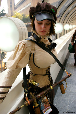 pinto:  :Simone:  Dragon*Con. Atlanta. 2010. Marriott-to-Peachtree-Center Walkway. ~ 