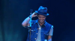 sekarishungry:  ♥he’s SWEET♥ love his smile so much! keep smiling Bruno!!! 