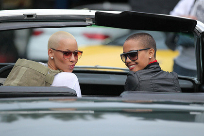 annchevealle: fvcknormalityyy: thuglovinn: weezyns: voidstateofmind:  Amber Rose and her sister Thea