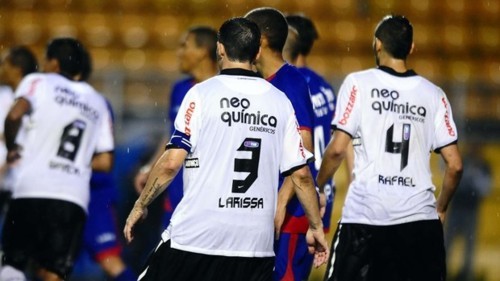 Corinthians homenageia vítimas de Realengo com nomes nas camisas