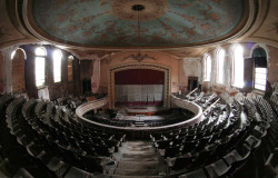 Abandoned theatre in Boston.  From: http://www.buzzfeed.com/mjs538/75-abandoned-theaters-from-around-the-usa