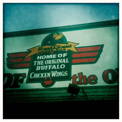 Most of the time I travel to faraway places and only ever see the inside of friend&rsquo;s houses or studios. Today I stopped in to eat where the original buffalo wild wing was created in Buffalo, NY. Right before that, I enjoyed a nice visit to the Ameri