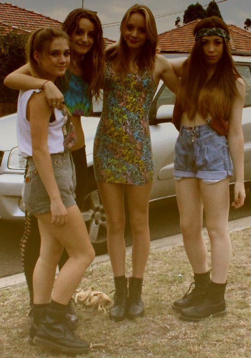 13lostkids:  fluorescent——adolescent:  gel, gab, brit, dani  WHY AM I SO SHORT, FUQ LYF 
