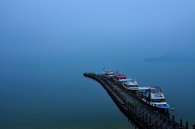 lacrimis:  Calm and Misty Lake[Explore] by Vincent_Ting on Flickr. 