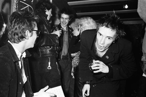 bitchwithproblems:zombiesenelghetto:Richard Hell and Johnny Rotten, in the back Sid and Nancy chat w