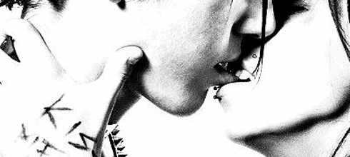 woman-bad:  13 de Abril, dia do beijo. Beijo no rosto, beijo na testa, beijo no pescoço, beijo na boca, selinho, beijo de esquimó, beijo no nariz. Enfim, existem vários tipos de beijo. Então saiba que, não é necessário beijar na boca para poder